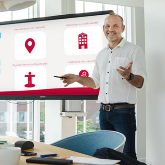 Reinier van der Hel presenteert