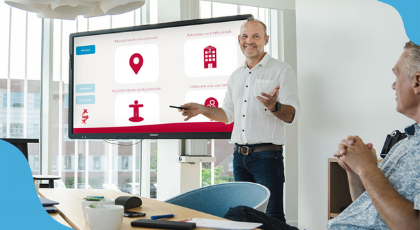 Reinier van der Hel presenteert